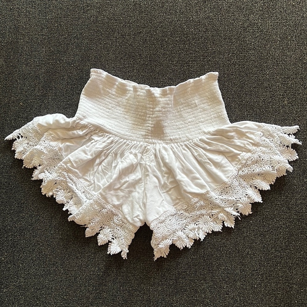 Super cute white shorts